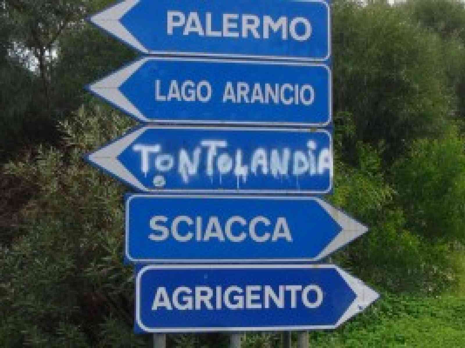 Sambuca di Sicilia diventa “Tontolandia“. Vandali sfregiano cartellonistica stradale