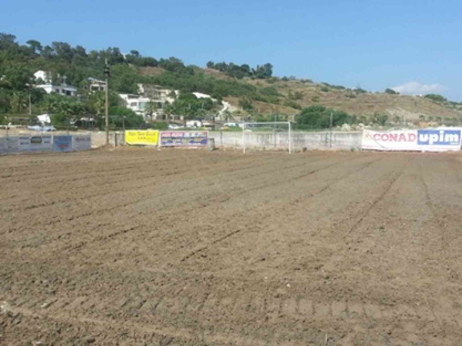 Porto Palo di Menfi. Cade palo illuminazione durante partita di calcetto. Tragedia sfiorata