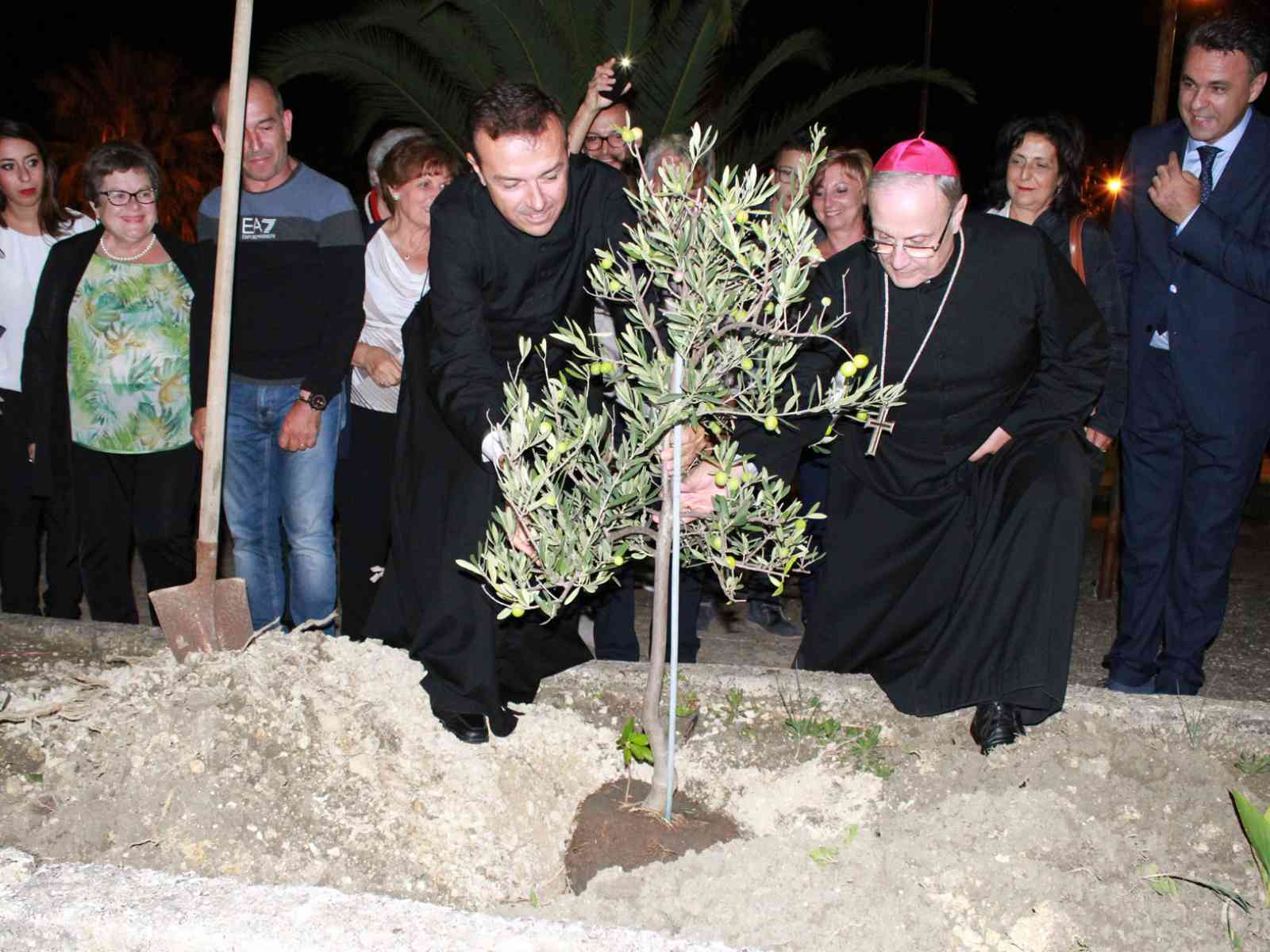 Poggioreale. Con la piantumazione di un ulivo, si è conclusa la visita pastorale del Vescovo Mogavero