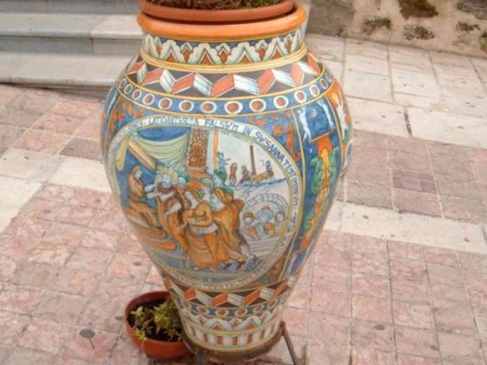 Vasi in ceramica donati dai ceramisti per abbellire la citta’
