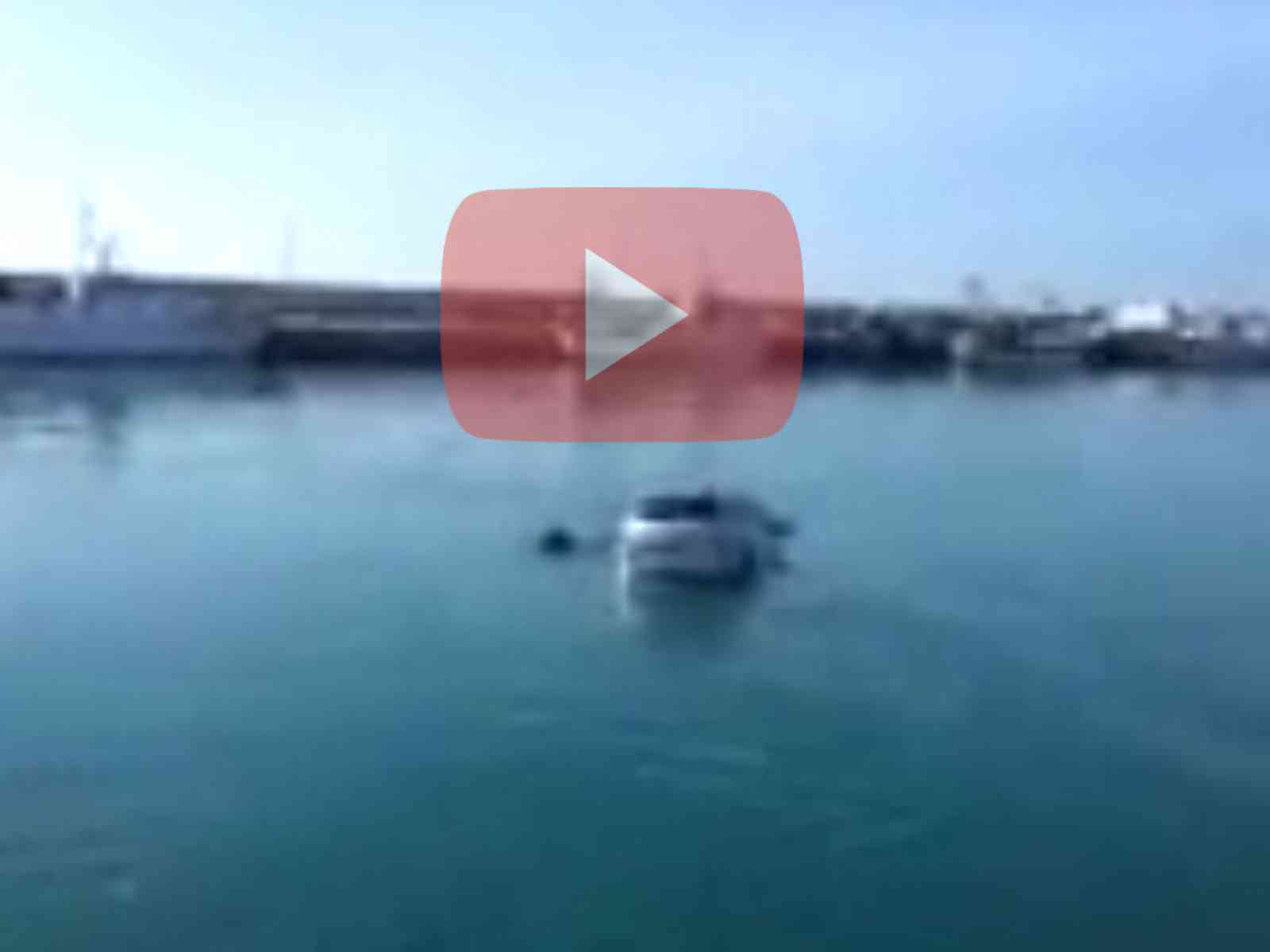 Sciacca. Donna tenta suicidio gettandosi in auto dal porto. Salvata da pescatore. VIDEO