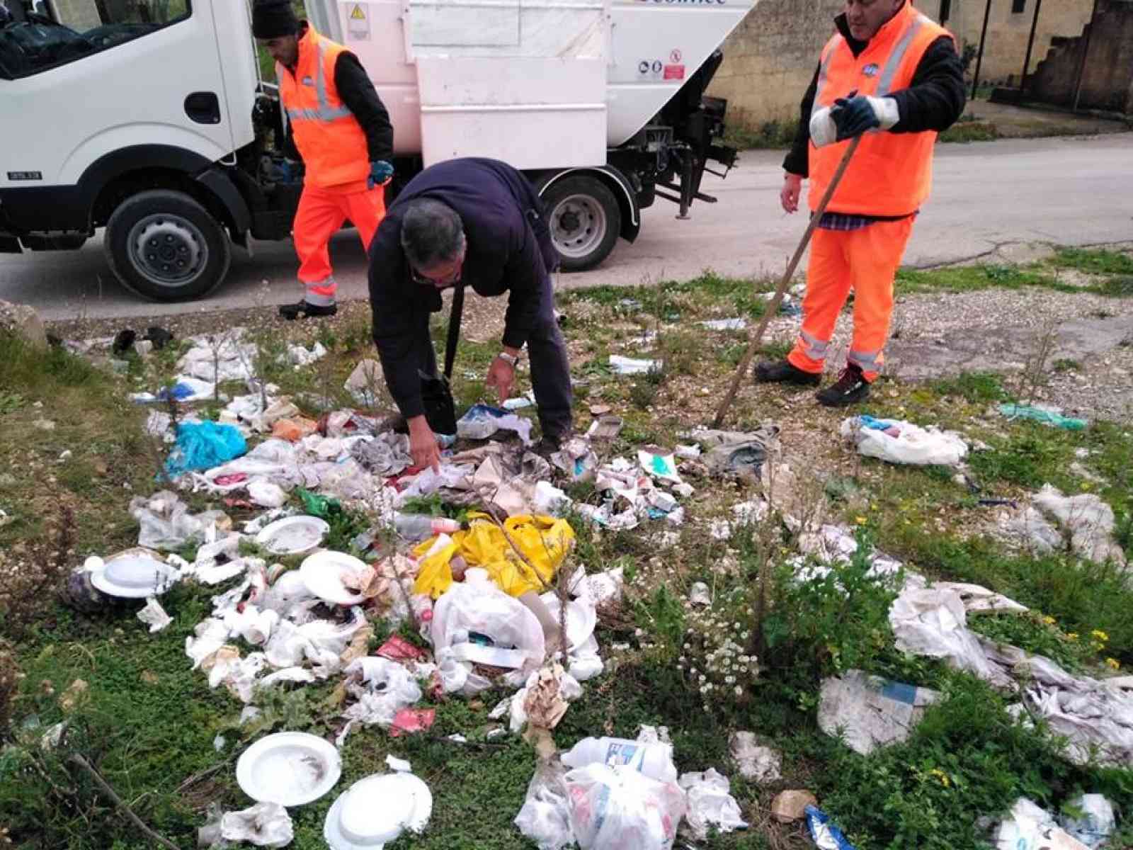 Immagine articolo: Rifiuti abbandonati a S. Margherita, individuati alcuni trasgressori dalla Polizia Municipale