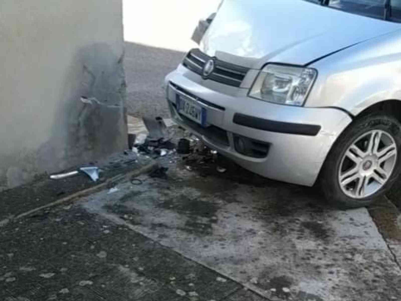 Immagine articolo: Menfi, scontro fra due auto ed una finisce contro il muro di una abitazione.