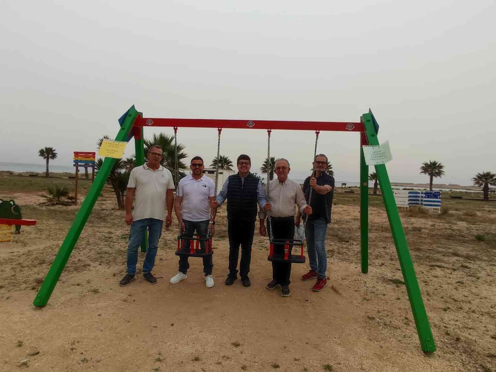 Immagine articolo: L'Enduro Menfi dona dei seggiolini a gabbia per le altalene di Porto Palo