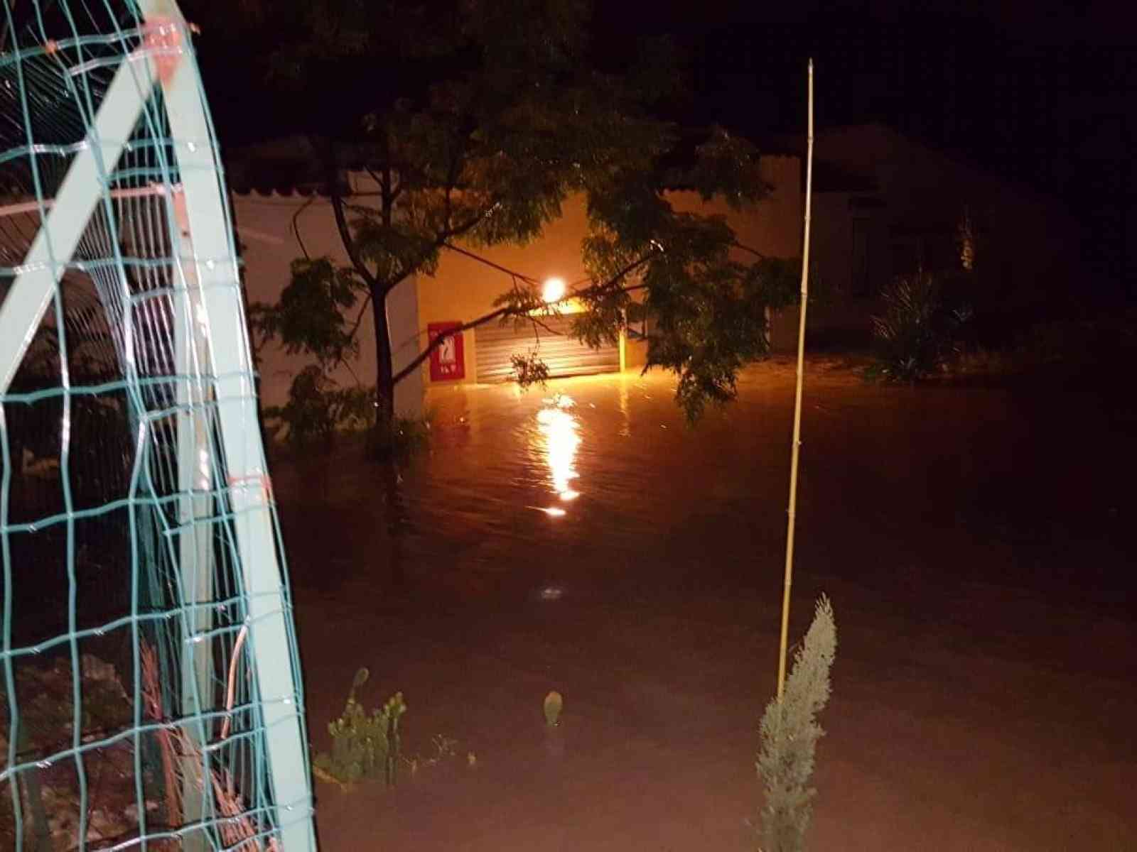 Immagine articolo: Montevago. Terme Acquapia allagate, i vigili del fuoco mettono in salvo 14 persone