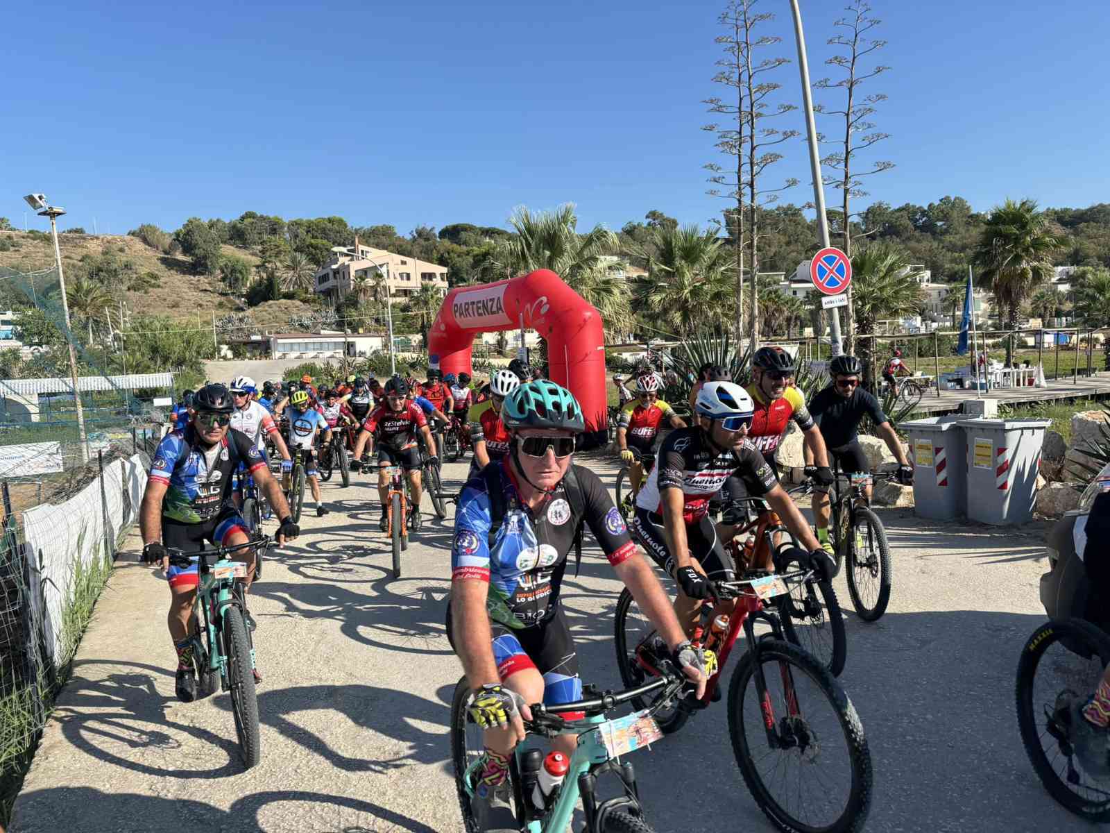 Immagine articolo: In 130 alla scoperta del menfishire in Mountain Bike. Successo per il 1° raduno “Menfi Città del Vino“