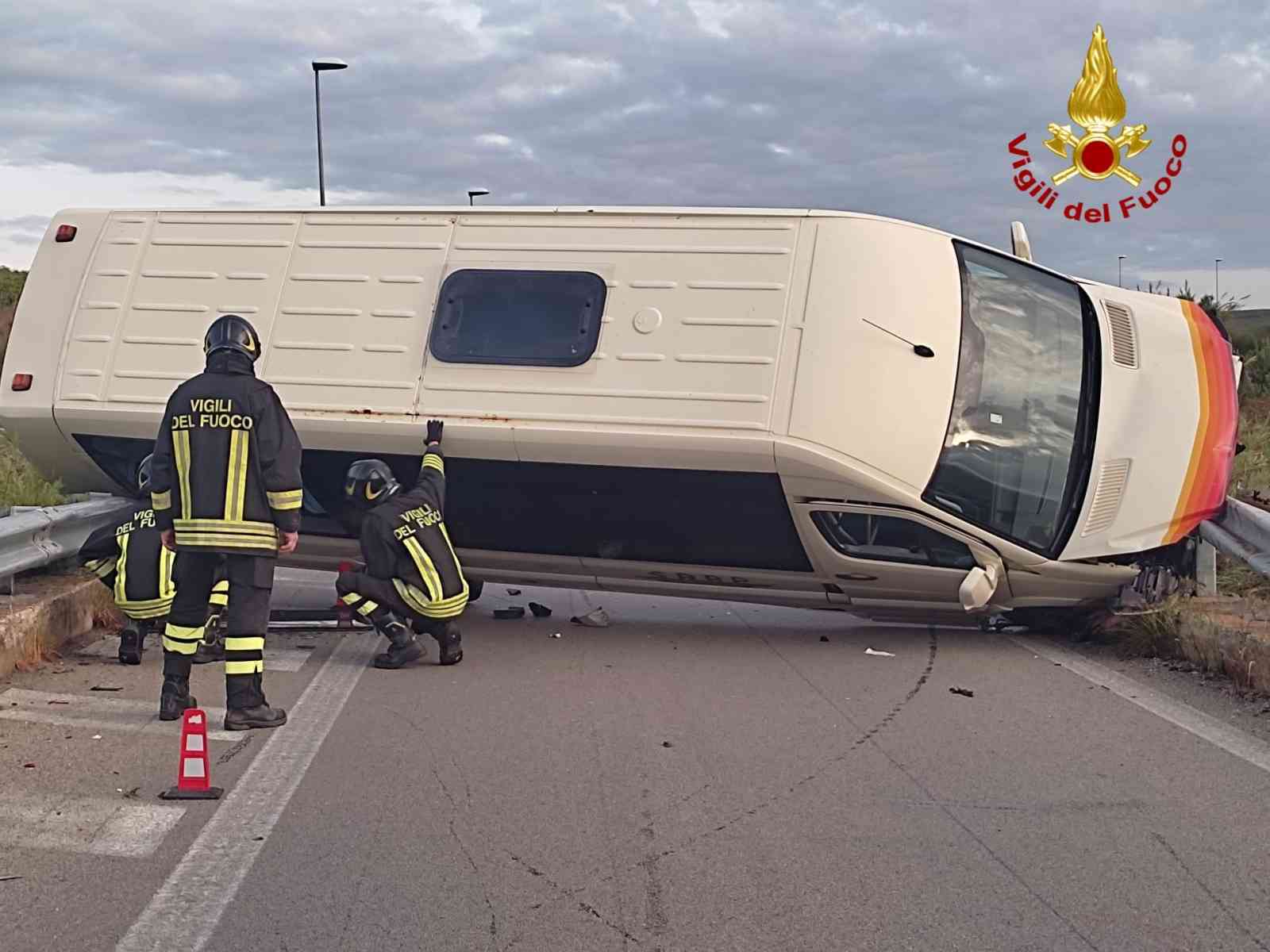 Immagine articolo: Minibus si ribalta su rampa dell'A29 Palermo-Mazara del Vallo, 2 feriti