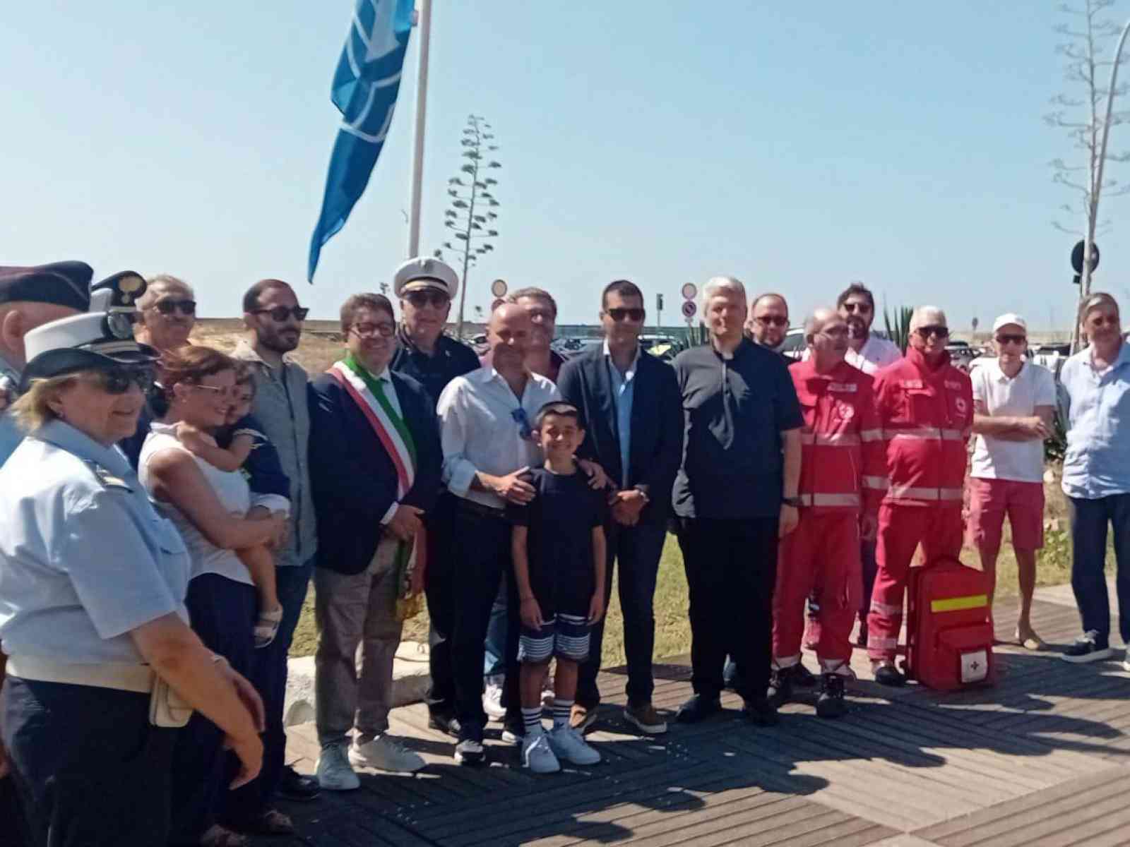 Immagine articolo: Menfi. Issata la 29ª Bandiera Blu: riconoscimento alla qualità ambientale del litorale