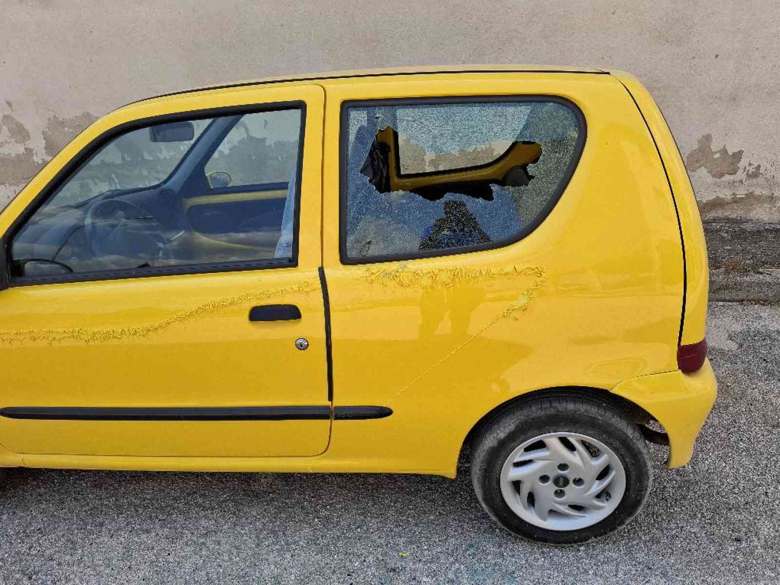 Immagine articolo: Auto vandalizzata a Lido Fiori: rotto il finestrino e danneggiata la carrozzeria di una '600