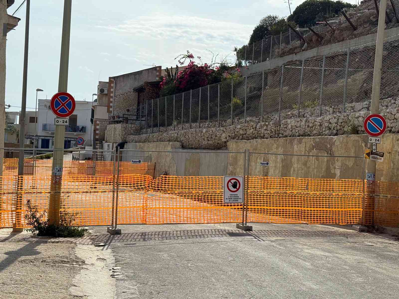 Immagine articolo: Menfi, chiuso un tratto di Via Piemonte per lavori al costone di Porto Palo