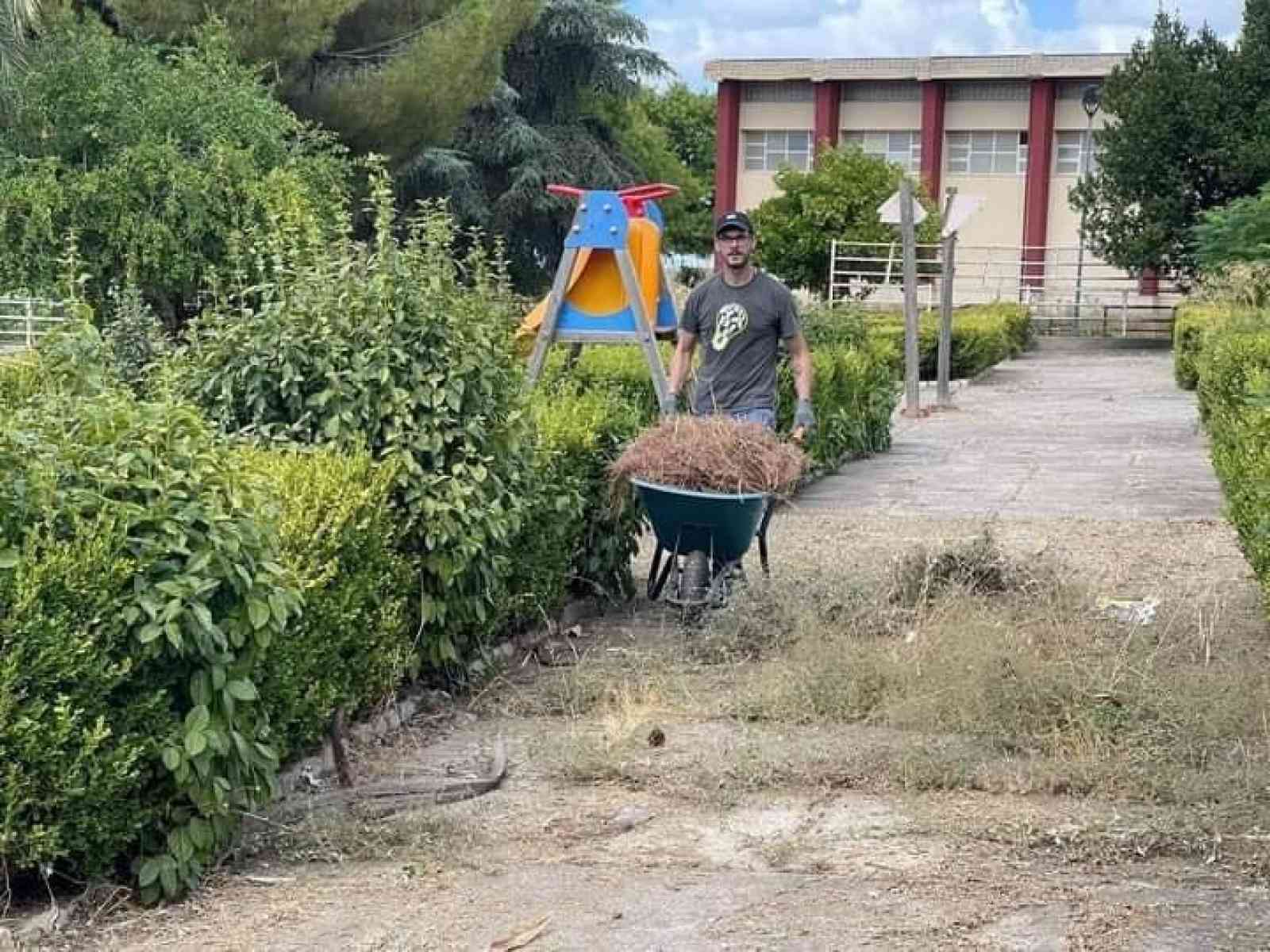 Immagine articolo: Menfi. Volontari al lavori questa volta per ripulire dalle erbacce la villa comunale.