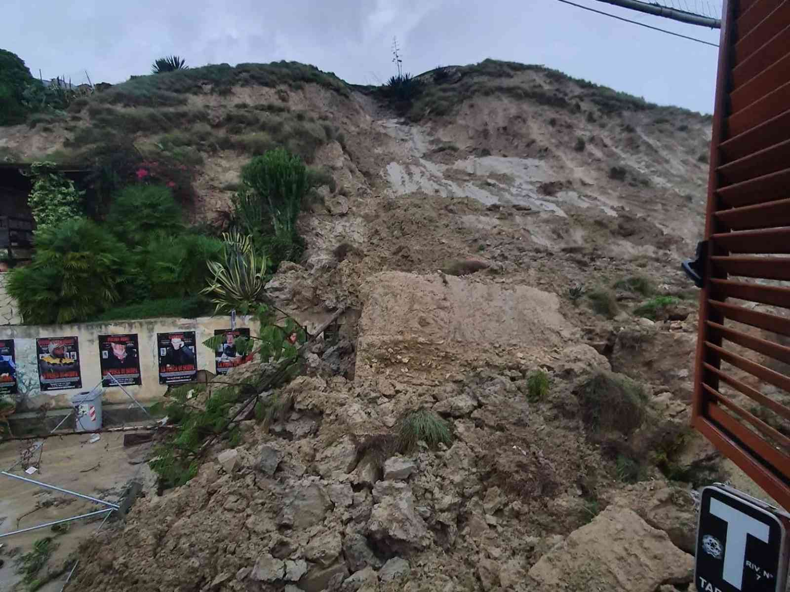 Immagine articolo: Frana a Porto Palo. Strada bloccata nei pressi del Tabacchino
