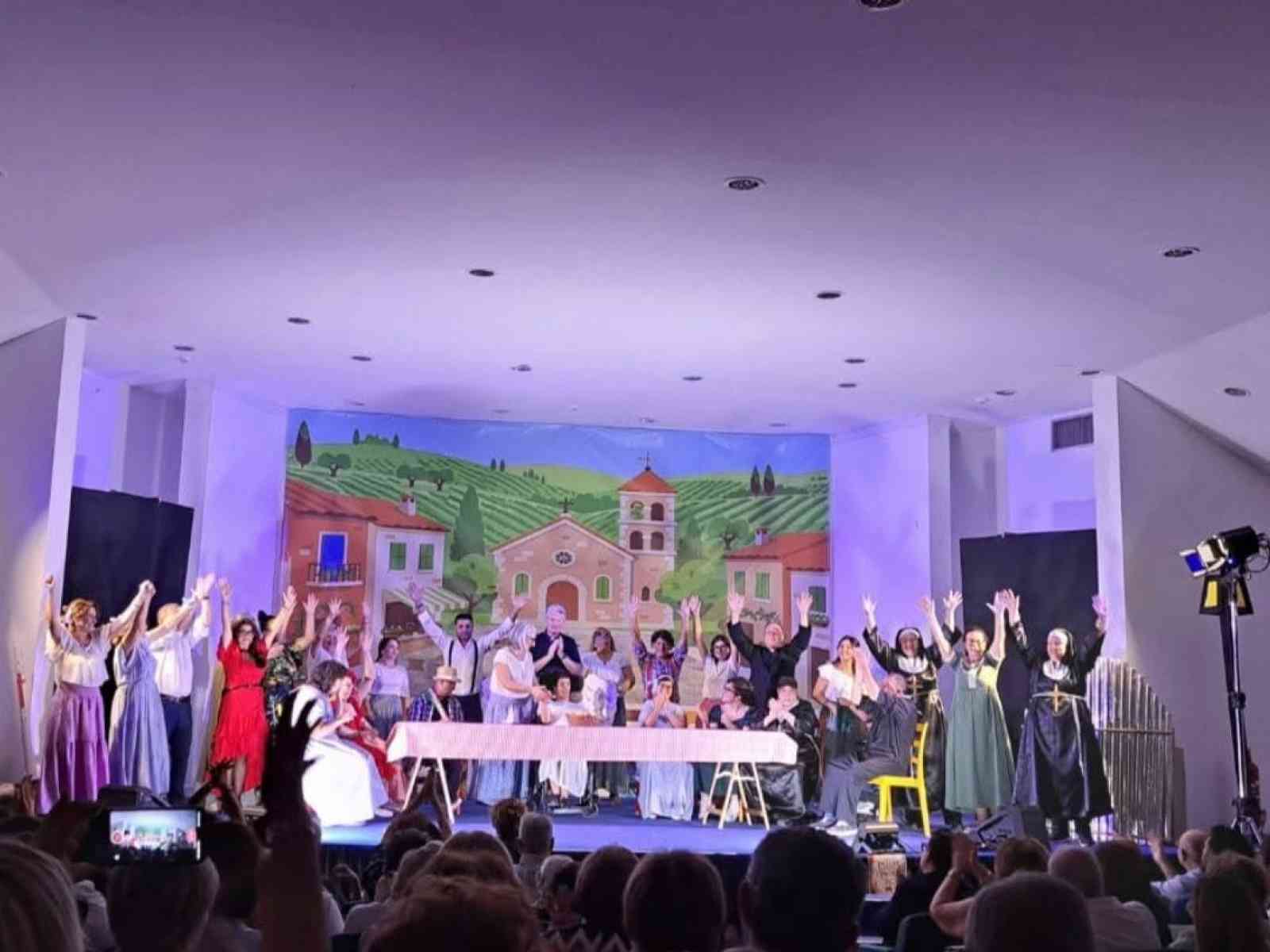 Immagine articolo: Menfi, applausi al Centro civico per il musical dell'inclusione di Enjoy Community: sul palco utenti, volontari e appassionati