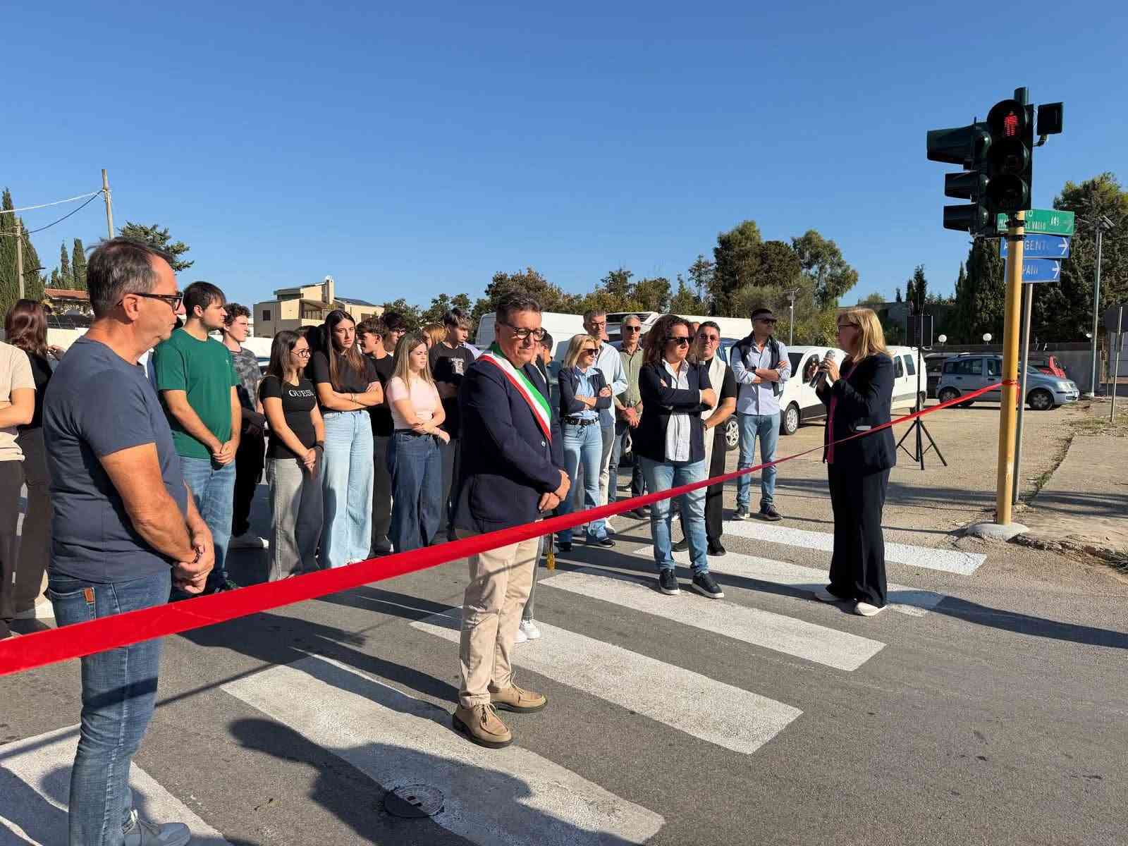 Immagine articolo: Menfi. Inaugurati i nuovi semafori in via Boccaccio e asfaltati i tratti critici