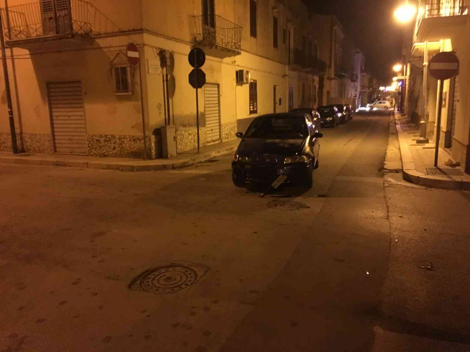Immagine articolo: (FOTO) Menfi, grave scontro ad un incrocio tra due auto. Distrutto il portone di una casa