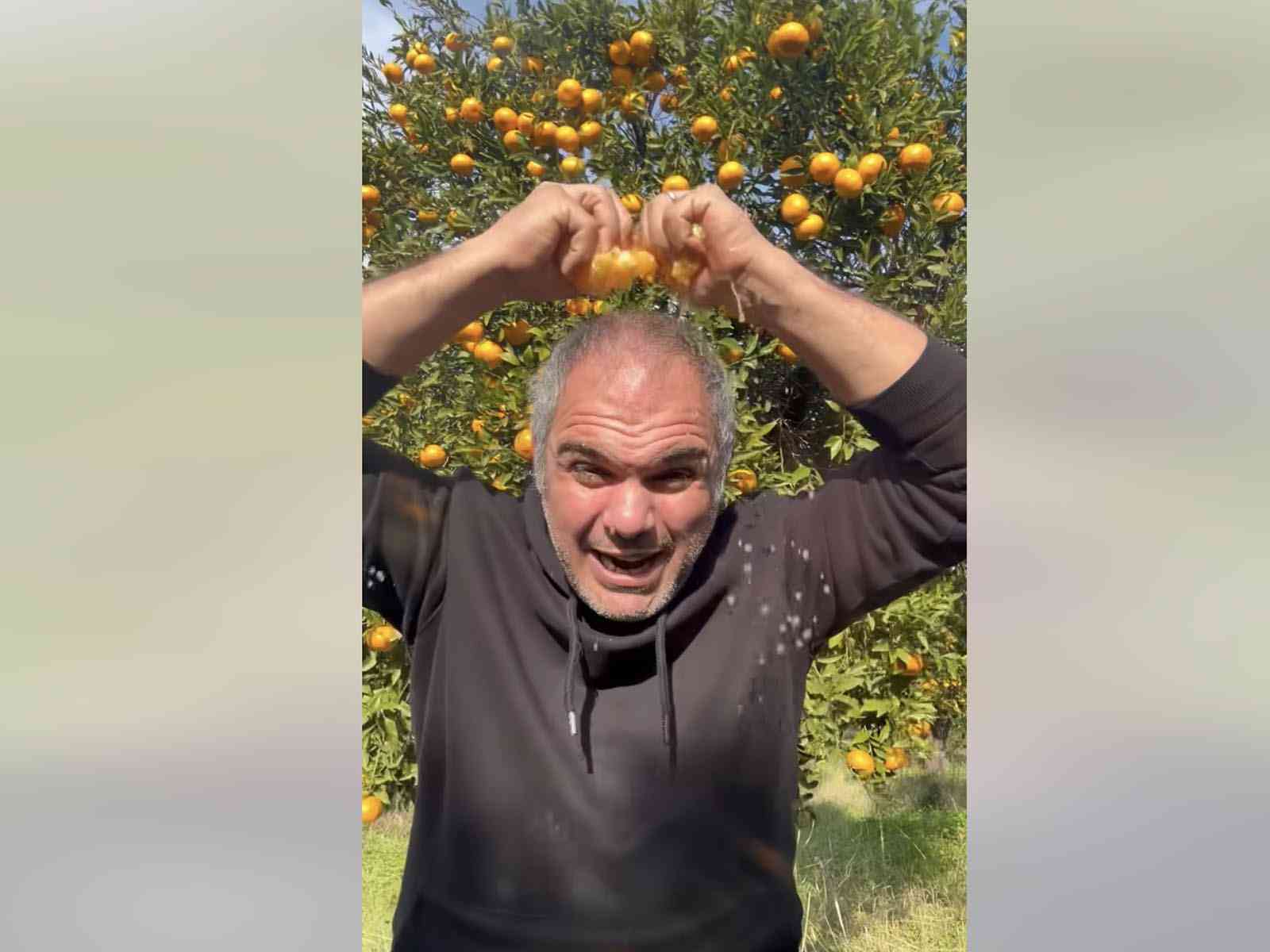 Immagine articolo: Diventa virale la protesta dell'agricoltore siciliano che fa lo shampoo con le arance