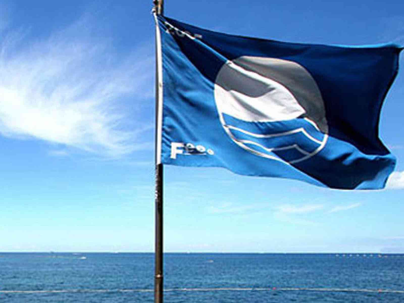 Immagine articolo: Per il venticinquesimo anno a Porto Palo di Menfi issata la Bandiera Blu.
