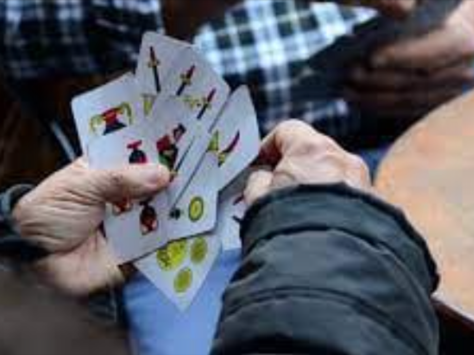 Immagine articolo: Pensionati giocavano a carte in un circolo abusivo: 10 sanzioni per violazione alle norme anti covid