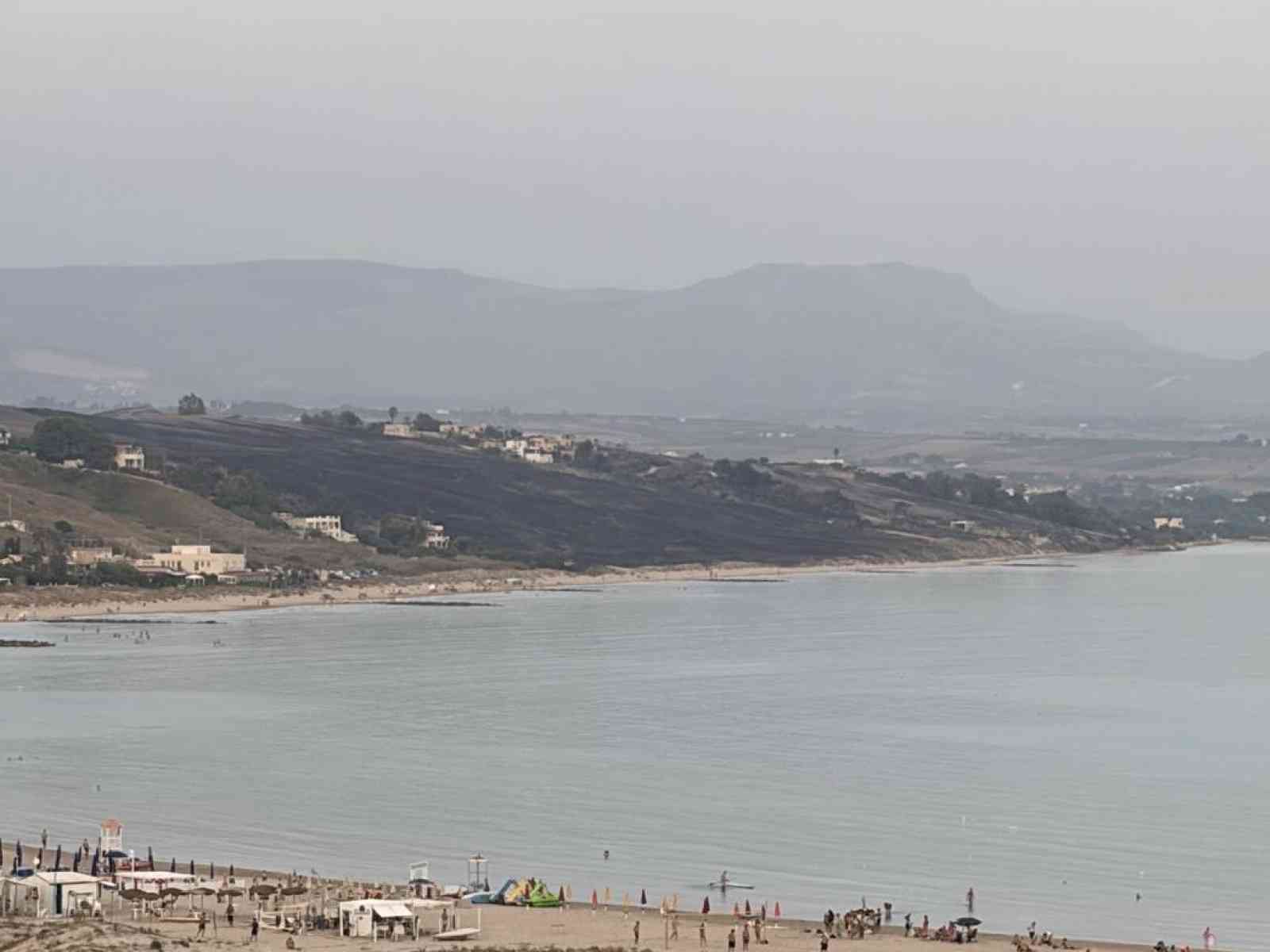 Immagine articolo: Incendi a Menfi, il sindaco Clemente: «Ore drammatiche, vicini alle famiglie colpite»