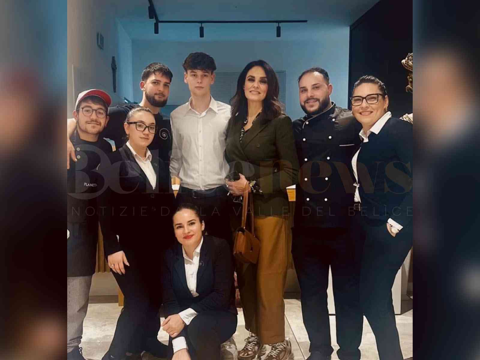 Immagine articolo: Serata siciliana per Maria Grazia Cucinotta: l'attrice cena in un ristorante di Menfi