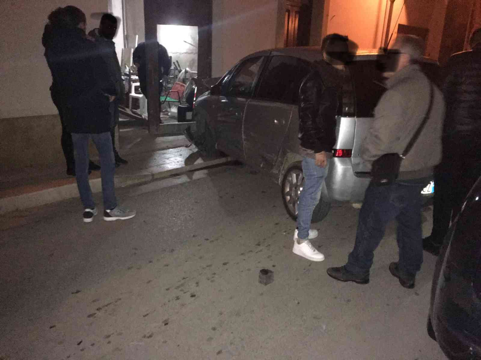 Immagine articolo: (FOTO) Menfi, grave scontro ad un incrocio tra due auto. Distrutto il portone di una casa