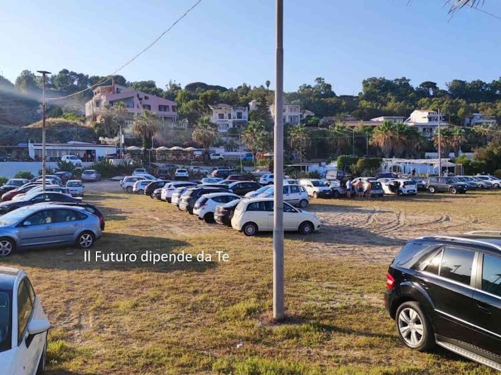 Immagine articolo: Porto Palo, spiaggia scambiata per parcheggio. Multate 50 autovetture.