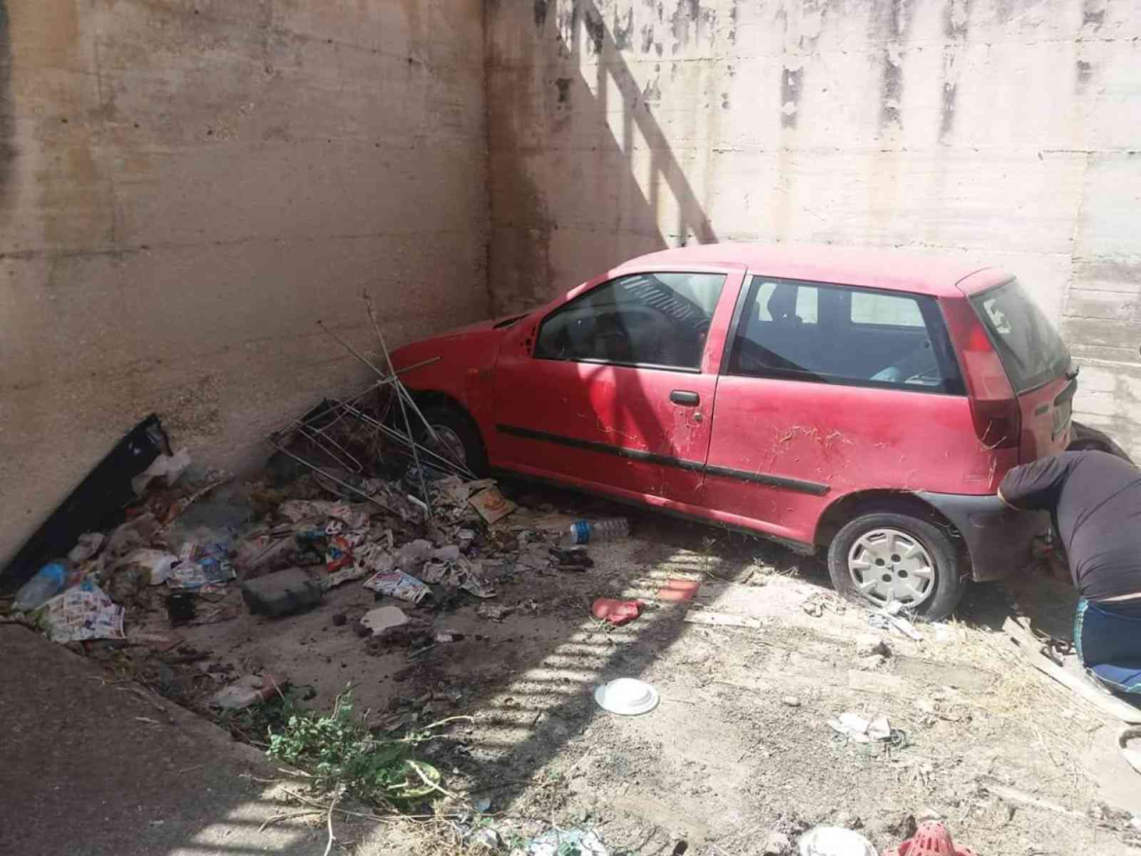 Immagine articolo: S.Margherita, rimosse le prime 70 auto abbandonate. Pesanti sanzioni previste per i trasgressori