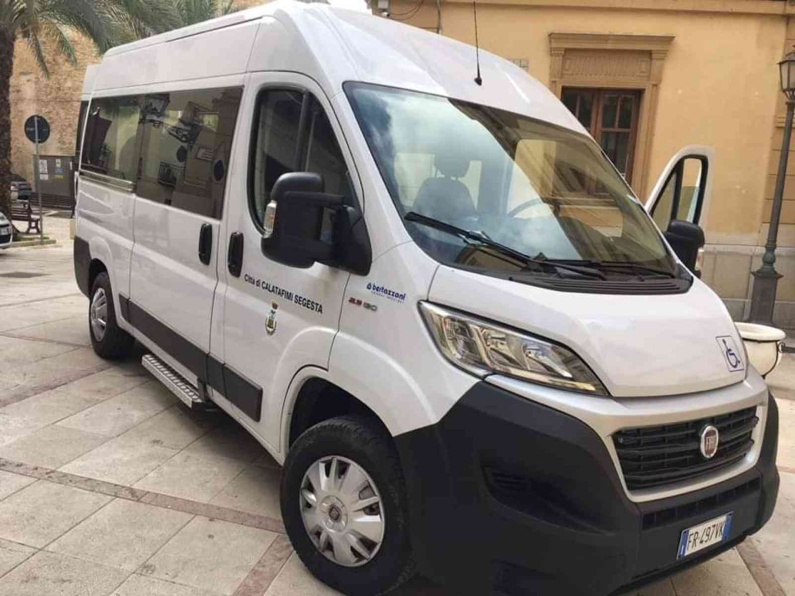 Immagine articolo: Calatafimi, consegnato il pulmino per il trasporto dei cittadini con disabilità