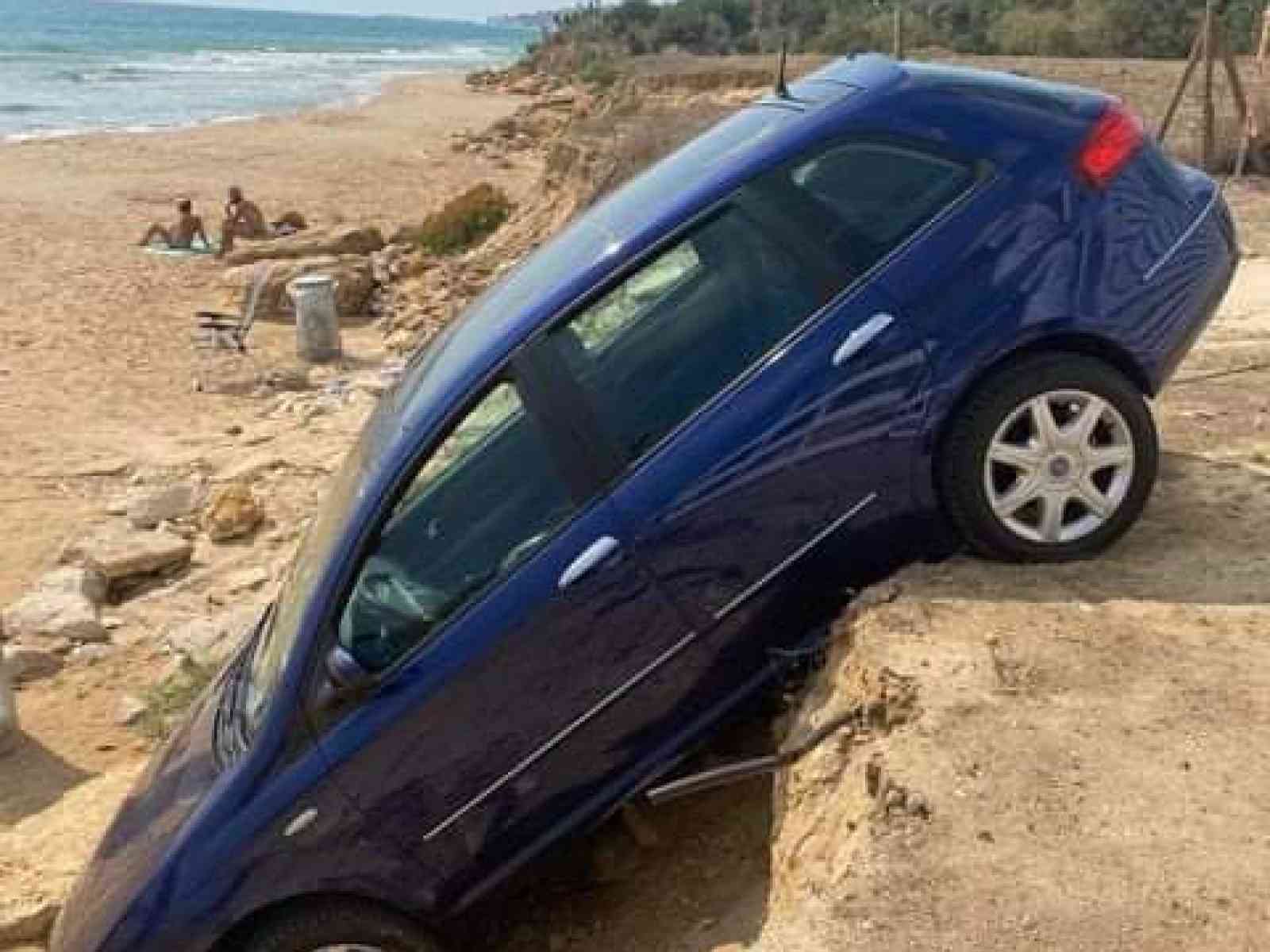 Immagine articolo: Parcheggia l'auto, la ritrova sul burrone a pochi passi dal mare blu di Menfi