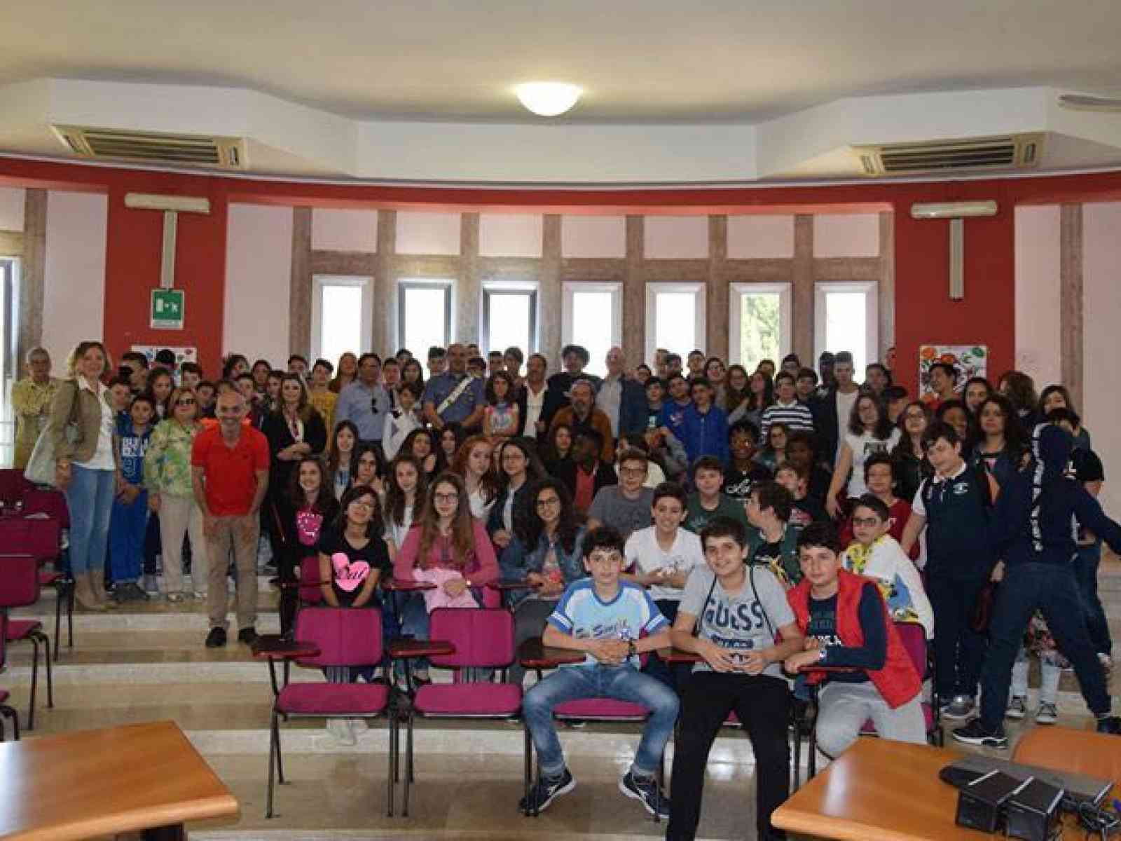 Immagine articolo: Salaparuta, incontro tra i rappresentanti dell’Associazione antiracket LiberoFuturo di Castelvetrano, alunni e alcuni amministratori e consiglieri.  Belle le testimonianze dei presenti