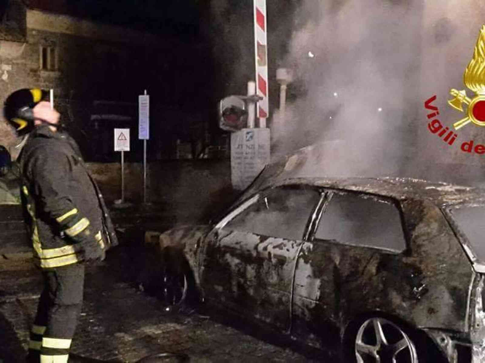 Immagine articolo: Sambuca, cinque auto a fuoco nei pressi di un condominio. Sul posto i Vigili del Fuoco di S. Margherita Belice