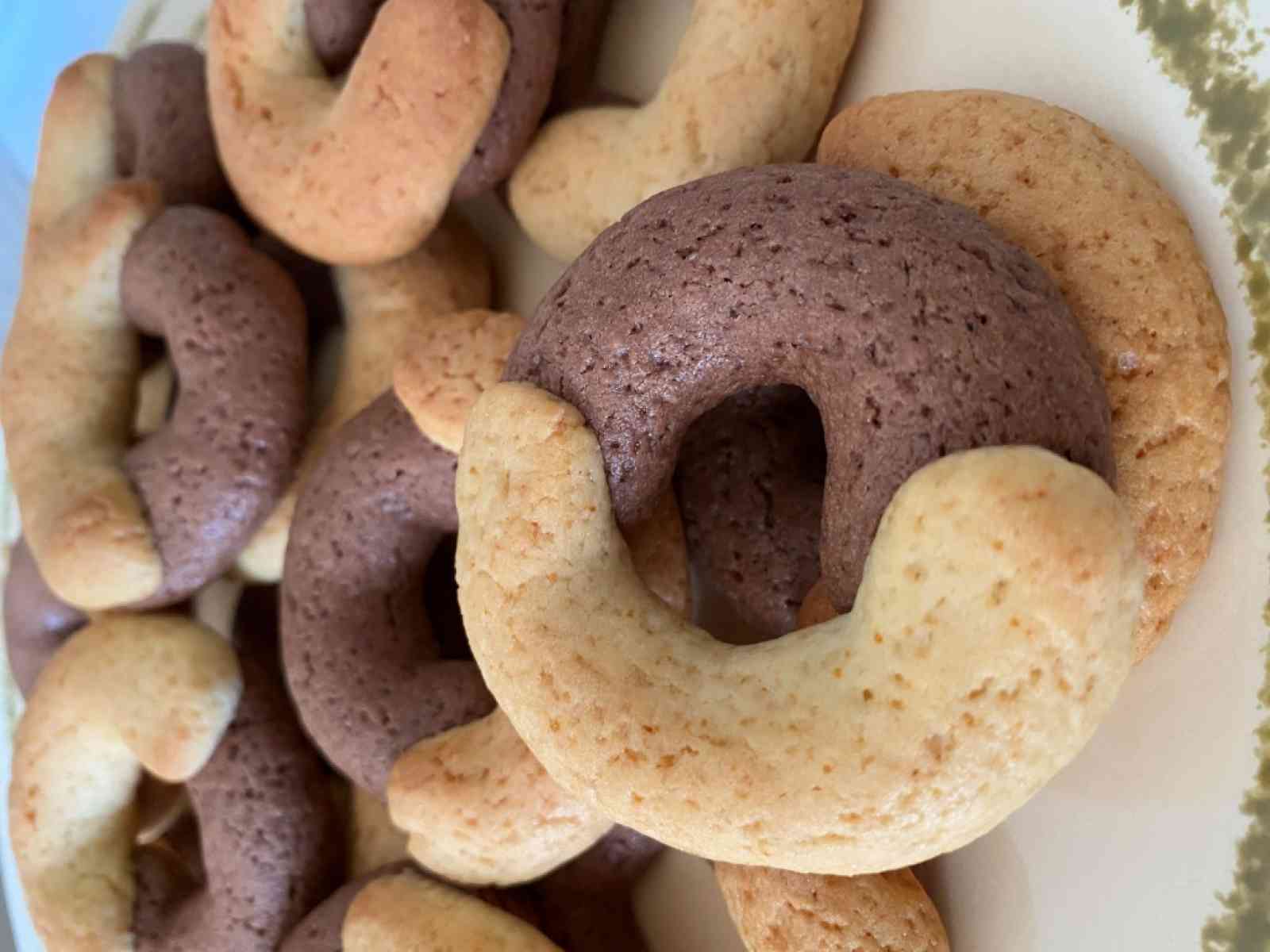 Immagine articolo: Alla “scoperta“ della ricetta degli “abbracci“. Ecco i consigli di Gina Maria