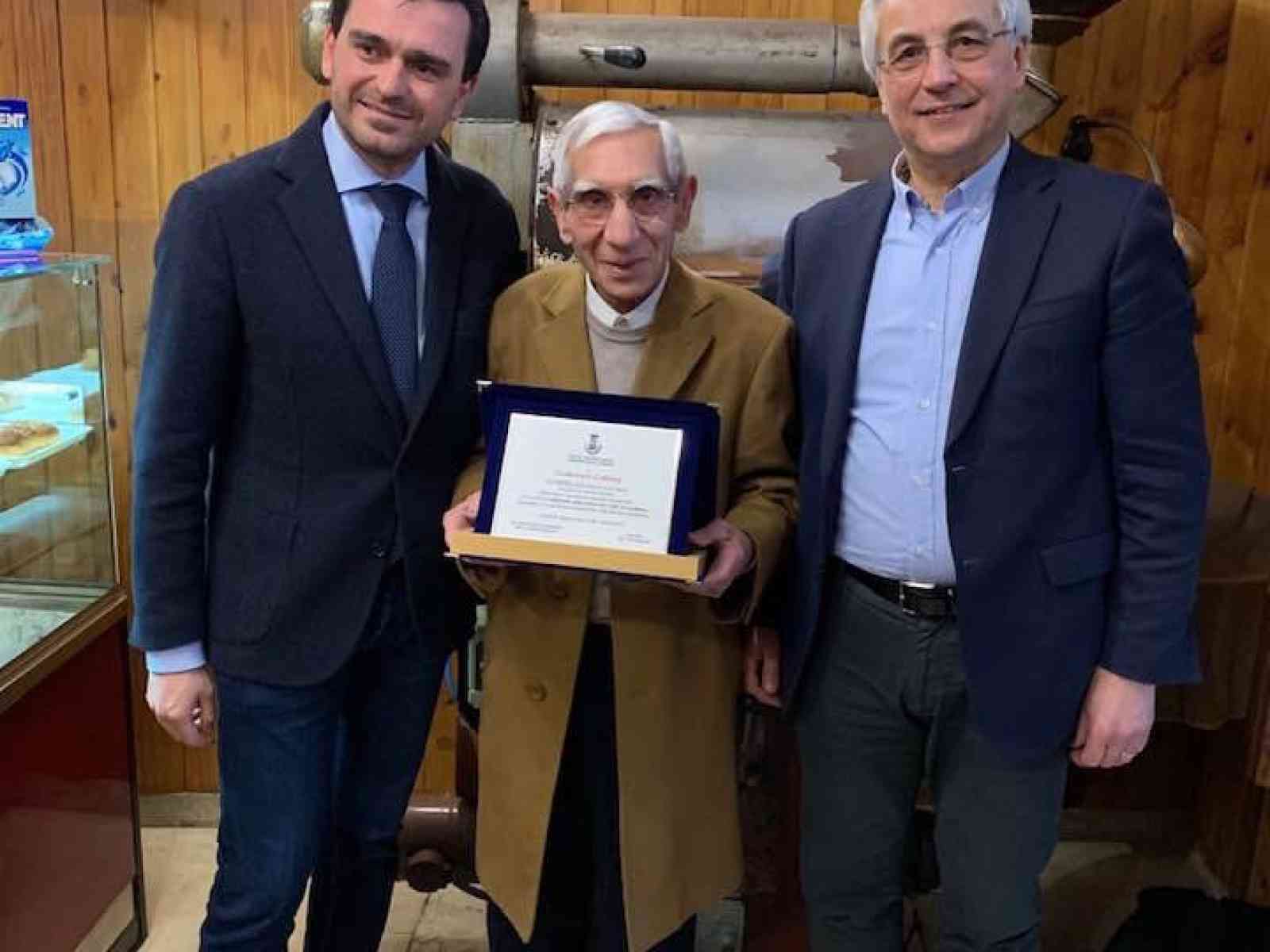 Immagine articolo: Calatafimi Segesta. Consegnata targa a Francesco Cottone per la sua quarantennale attività nel comune