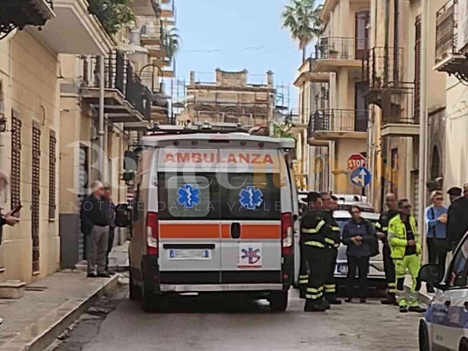Immagine articolo: Menfi. Carabinieri, Vigili del fuoco e 118 intervengono in centro per un TSO
