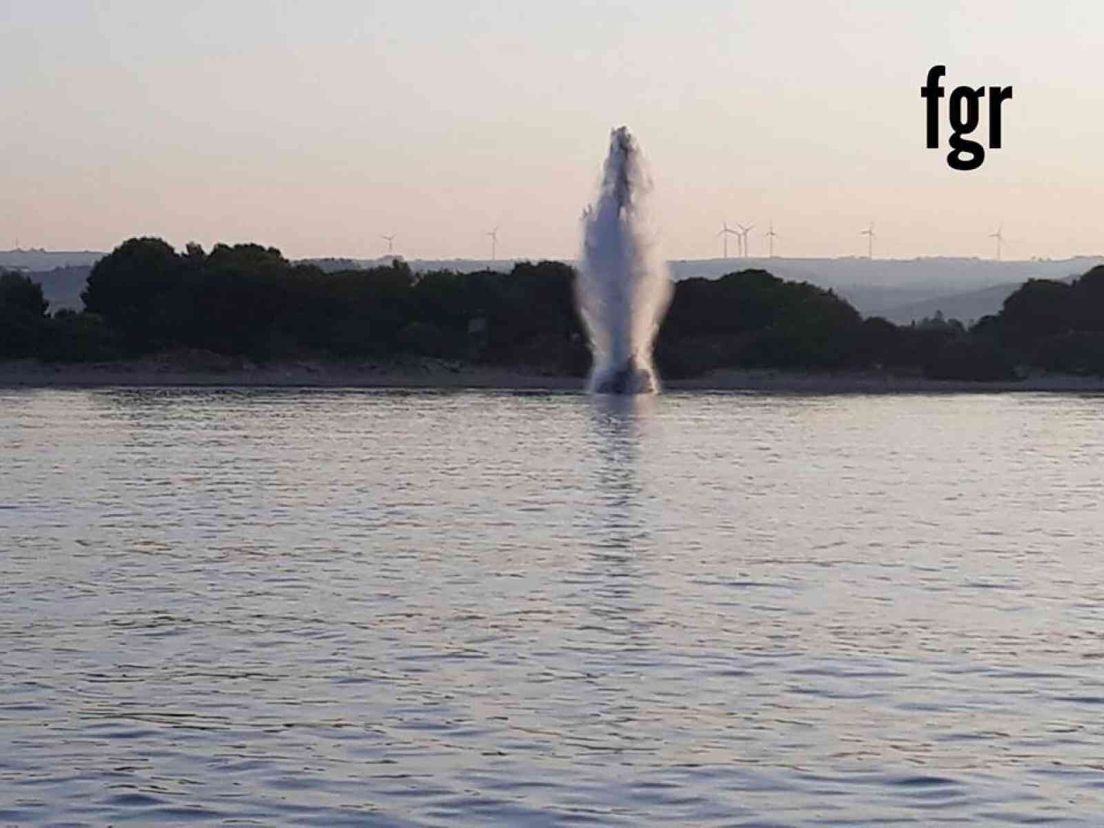 Immagine articolo: Lido Fiori , artificieri disinnescano una mina anticarro presente in mare.  Intervenuti i sommozzatori del gruppo SDAI della Marina Militare