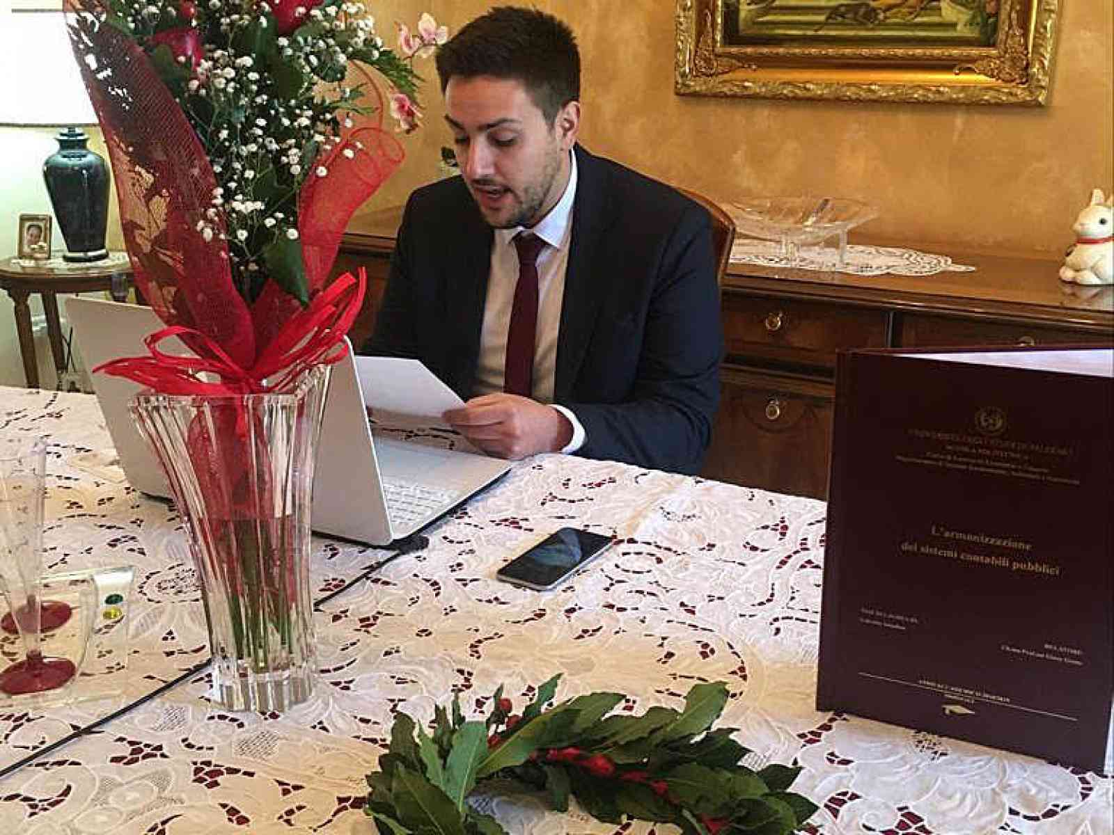 Immagine articolo: Da Montevago a Palermo. Discussione “virtuale“ della tesi in Economia per Gabriele Saladino. “Festa“ via Skype con amici e parenti