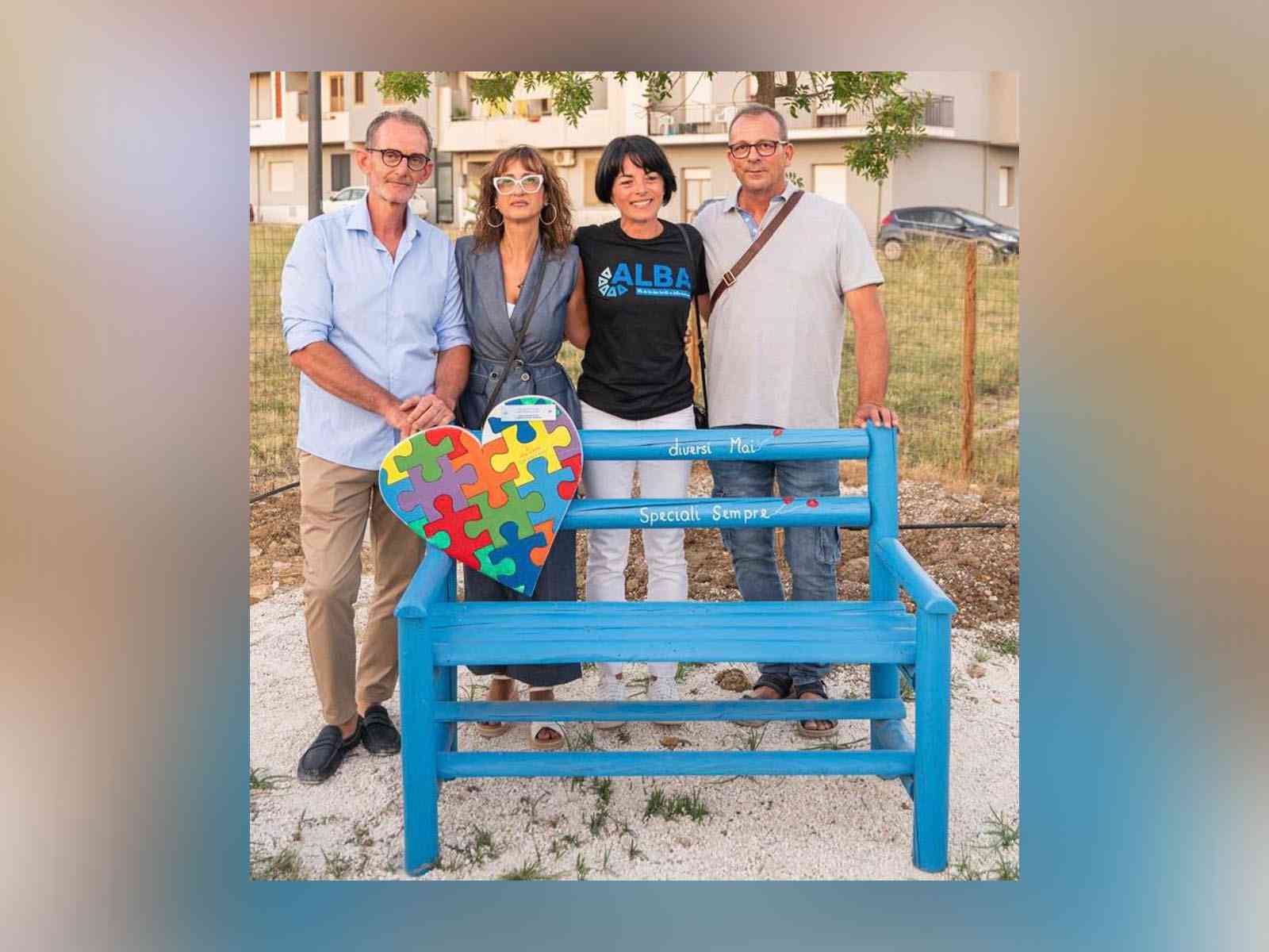Immagine articolo: Menfi. Ne “La Casetta di Gioele“ una panchina azzurra dedicata ai bambini autistici