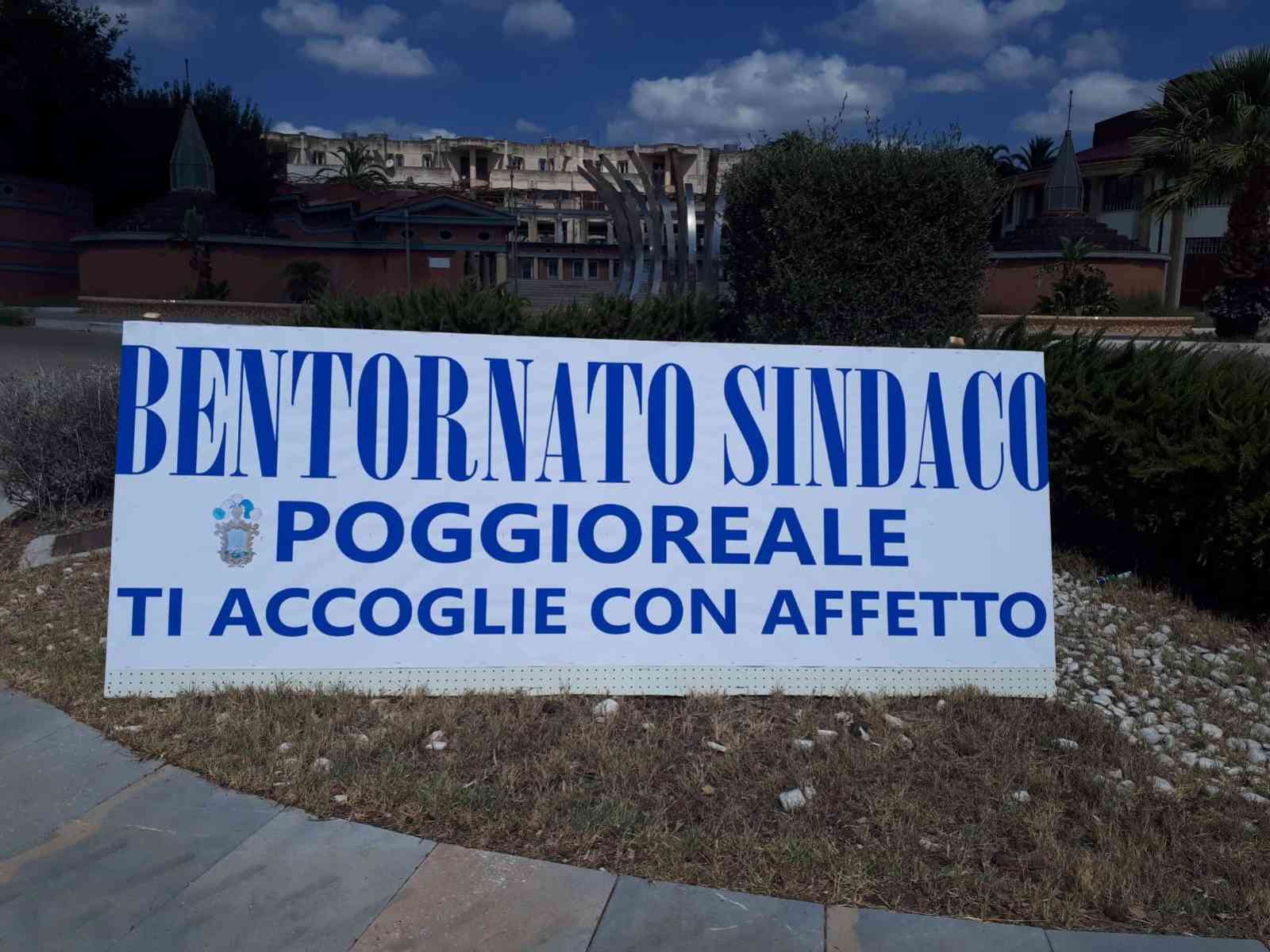 Immagine articolo: Emozioni e lacrime per il ritorno a casa del Sindaco di Poggioreale Girolamo Cangelosi. In tanti ad aspettarlo al rientro dopo oltre 10 mesi