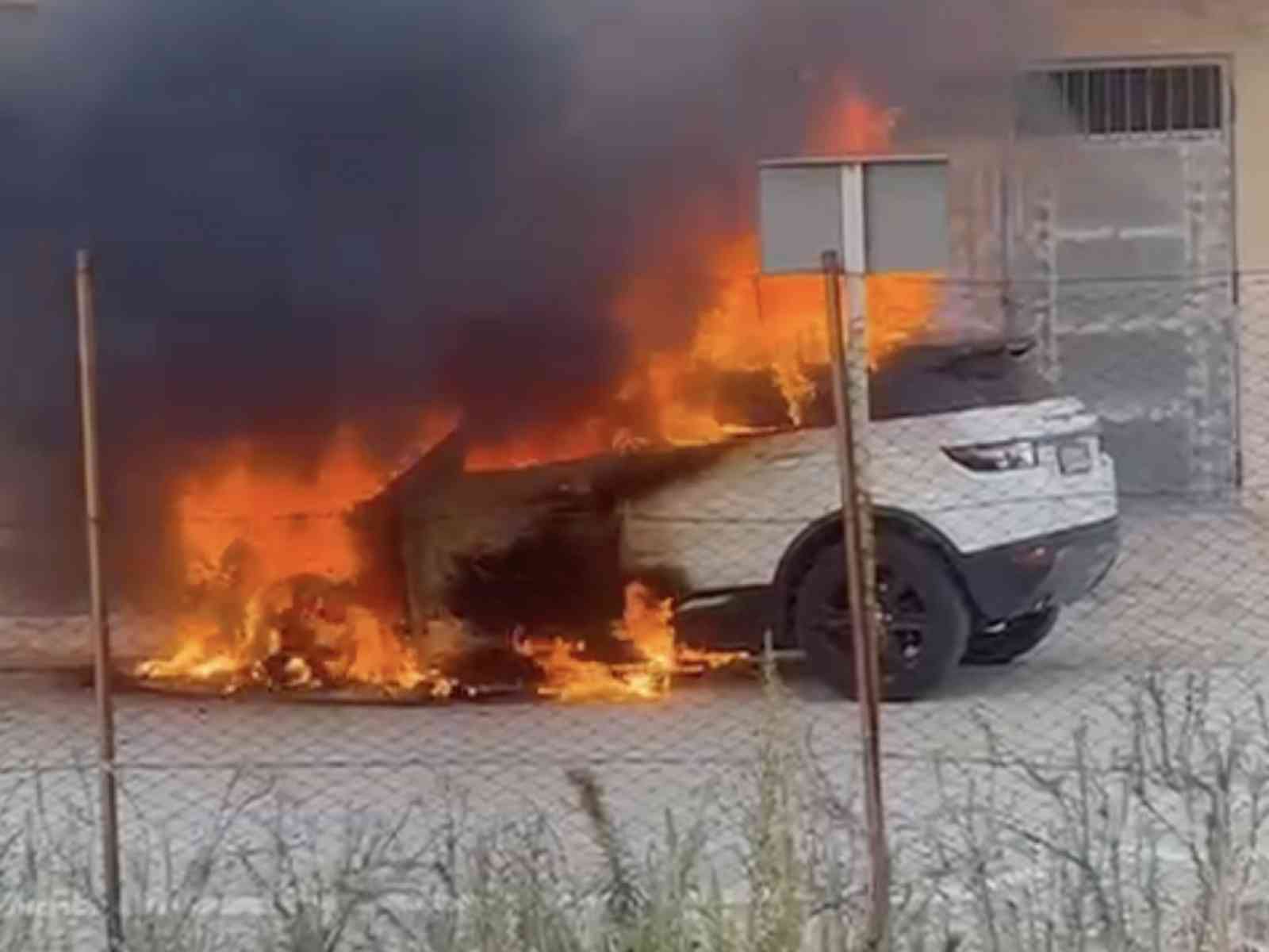 Immagine articolo: Menfi. Land Rover Defender a fuoco in centro