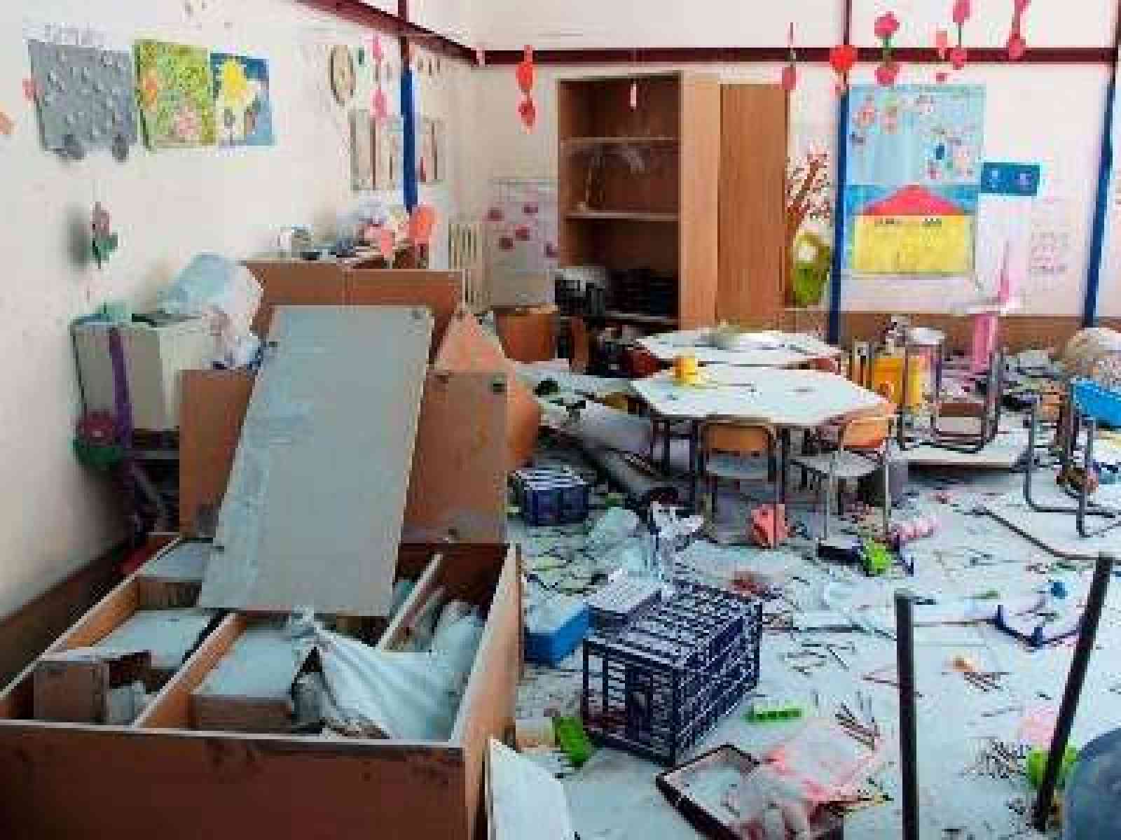 Immagine articolo: Menfi, vandali “inaugurano“ l'anno scolastico di un asilo comunale: imbrattati mobili e aule
