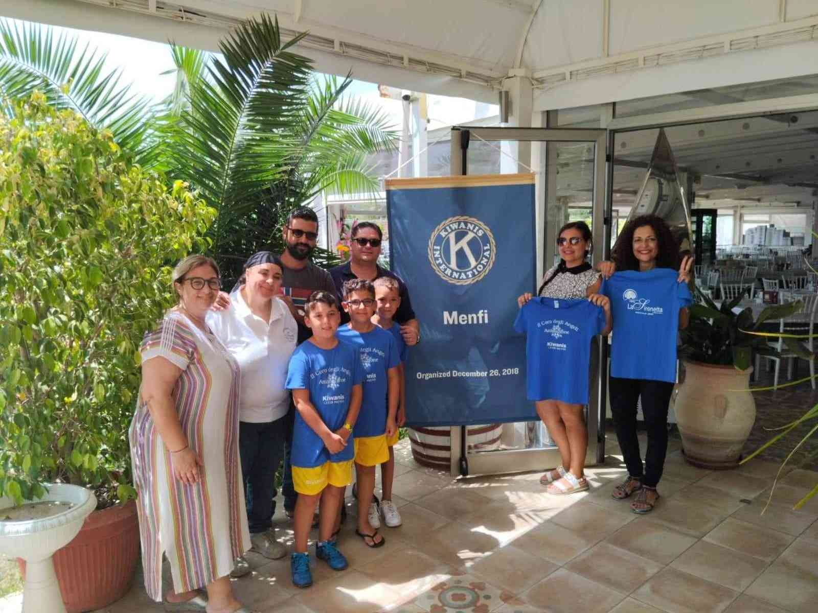 Immagine articolo: Il Kiwanis Club di Menfi consegna i completini del calcetto ai bambini della squadra de “ Il Coro degli Angeli“