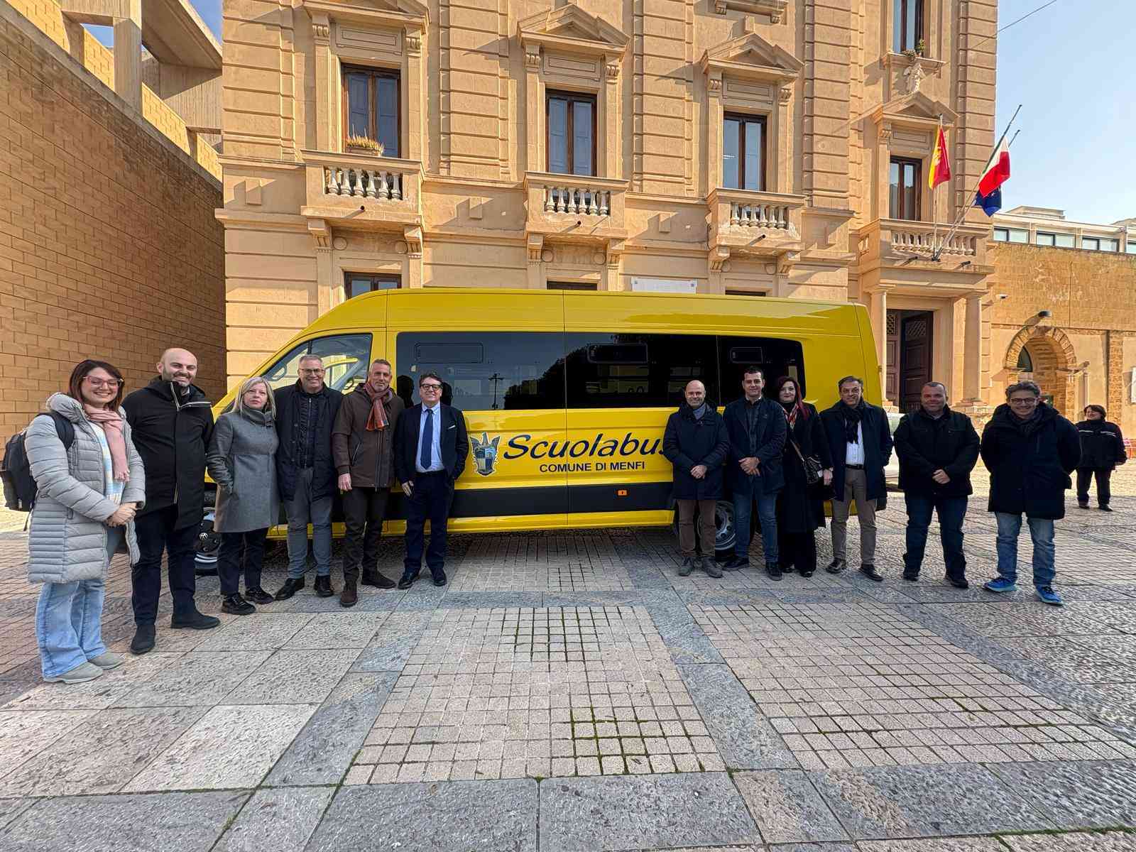 Immagine articolo: Menfi. Consegnato il nuovo scuolabus. Presente l'On. Carmelo Pace
