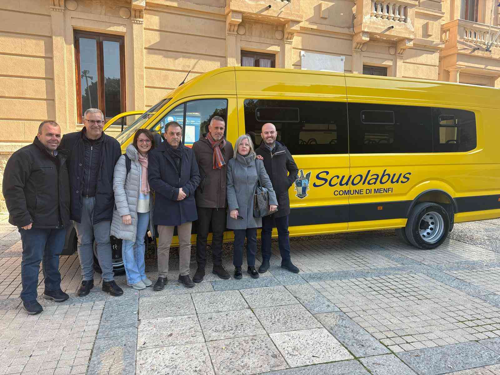 Immagine articolo: Menfi. Consegnato il nuovo scuolabus. Presente l'On. Carmelo Pace
