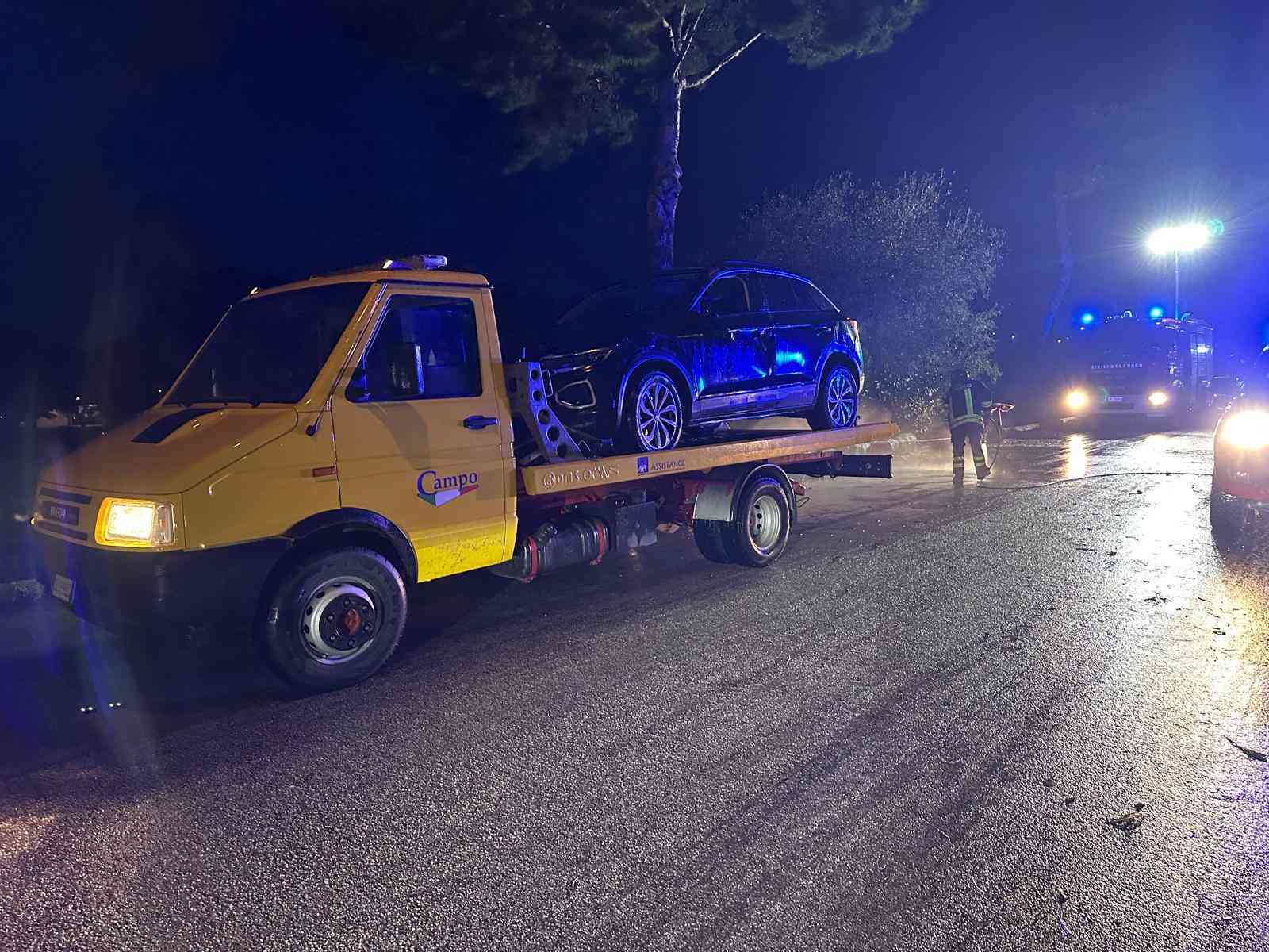 Immagine articolo: Forte vento a Menfi: albero cade su un'auto e la ribalta